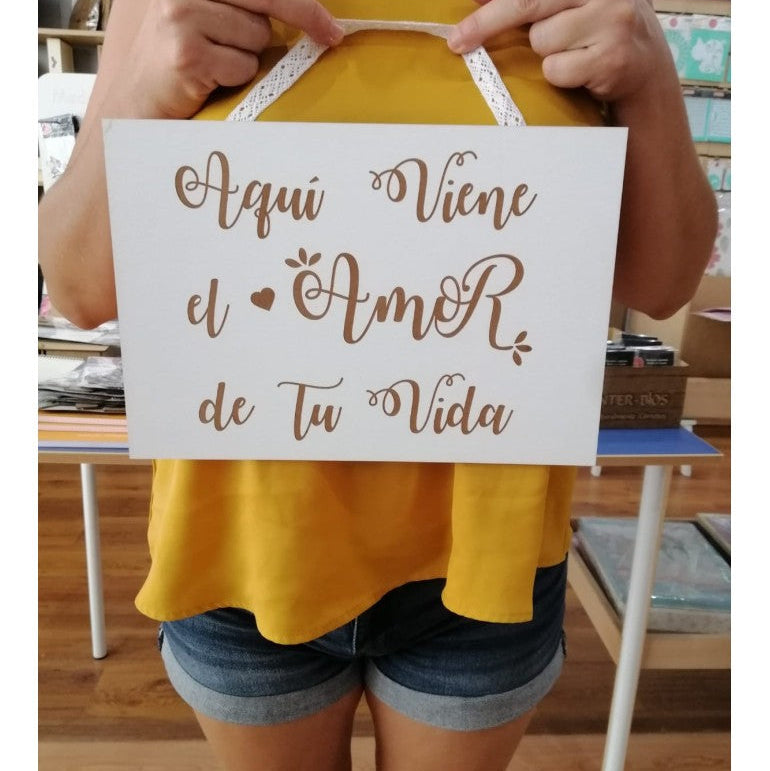 Cartel de boda de madera con la frase Aquí viene el amor de tu vida